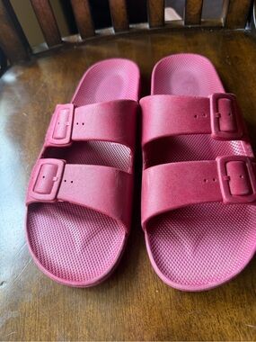 Freedom‎ Moses Cherry Bomb Red Slides Size 42/43